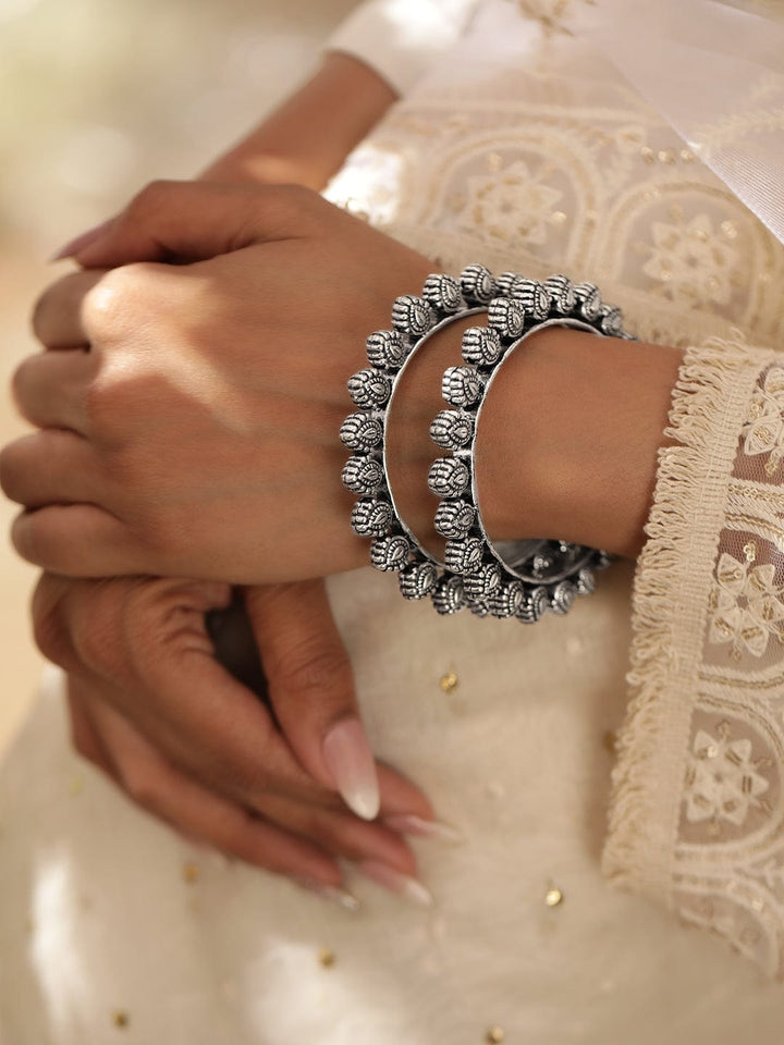 Rubans Set of 2 Exquisite Oxidized Silver-Plated Bangles Bangles & Bracelets